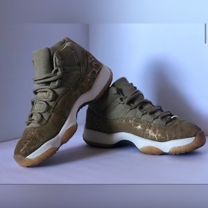 Air Jordan 11 neutral olive {Used in great conditions}